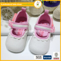 2015 Großhandelsqualität hübsche rosafarbene Spitzehäkelarbeit strickende Babyschuhe